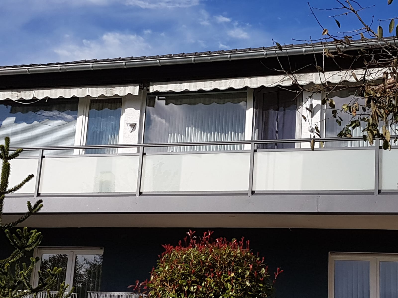 Markise mit Glasgeländer